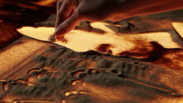 Девушка, рисованная песок анимации — стоковое видео