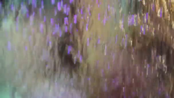 Durch glühendes Glaswasser fließt — Stockvideo