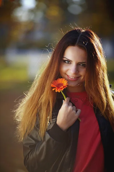 Flicka med en blomma — Stockfoto