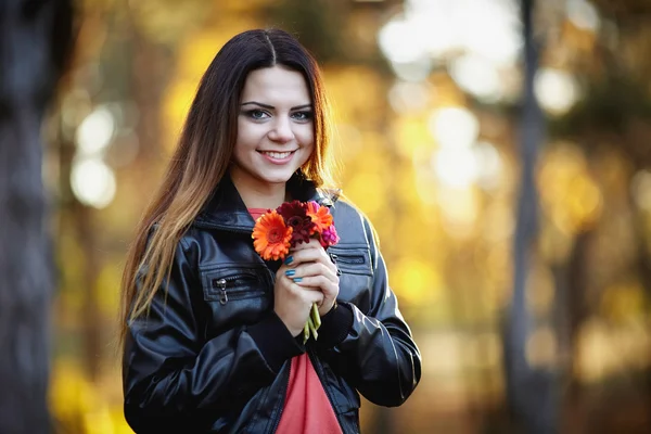 Flicka med en blomma — Stockfoto
