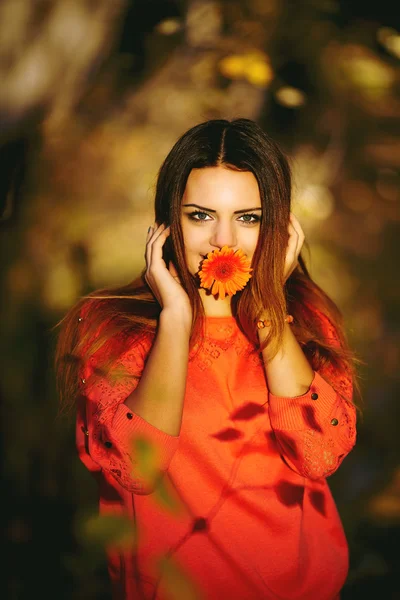 Fille avec une fleur dans la bouche — Photo