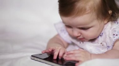 bir smartphone ile kız bebek çalış.