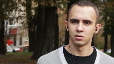 kulaklığı cep telefonundan konuşuyor genç adam alır.