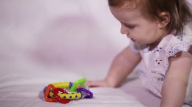 Anne Çocuk renkli bir çıngırak verir.