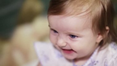 kız bebek farklı duygular ifade eder.