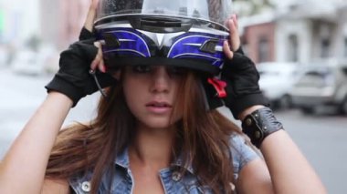 güzel kız alır bir motosiklet kask ve gülümseyerek