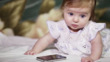 Bebek kız cep telefonuna dinleme