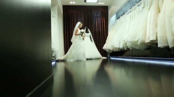 Première rencontre du couple nouvellement marié dans un salon de mariage — Video