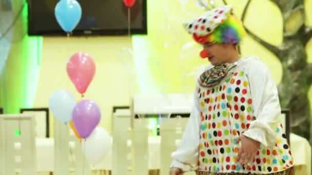 Bir çocuk partisi palyaço büyük baloncuklar yapar. — Stok video