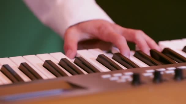 Teclado tocando no sintetizador — Vídeo de Stock