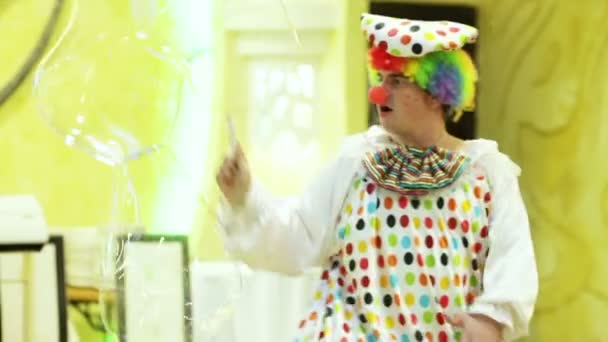 Clown blew big bubbles — Stock Video