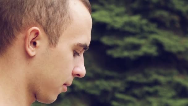 Chlap nosí sluchátka a kolem sebe — Stock video