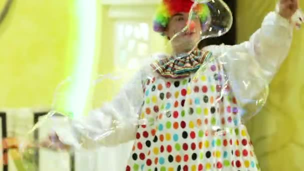 Na dětskou párty šašek dělá velké bubliny — Stock video