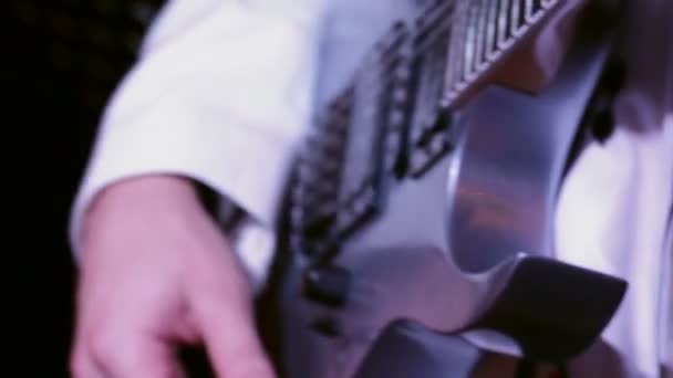 Hombre tocando la guitarra eléctrica — Vídeo de stock