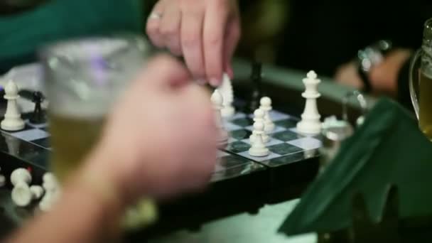 ゲームのチェスとビールを飲む. — ストック動画