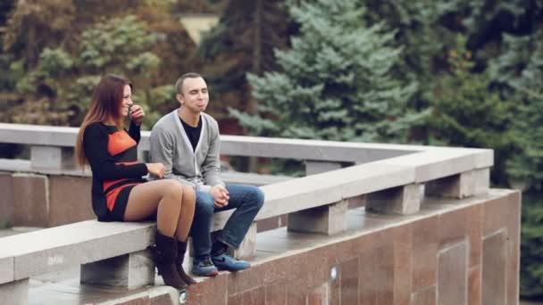 Hermano y hermana sentados en el parapeto y actuando — Vídeos de Stock