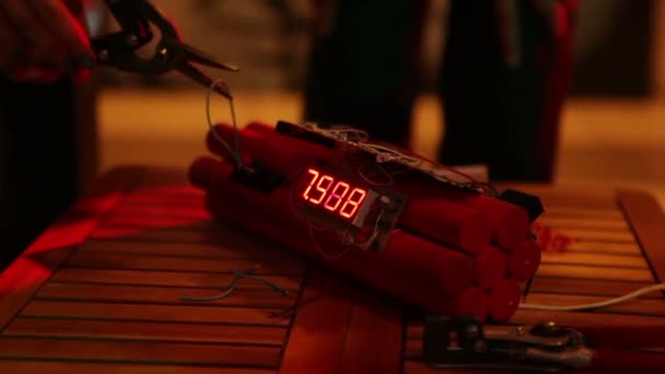 Pratik bomba imha bir saat mekanizması ile — Stok video