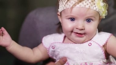 kız bebek annesinin kollarında