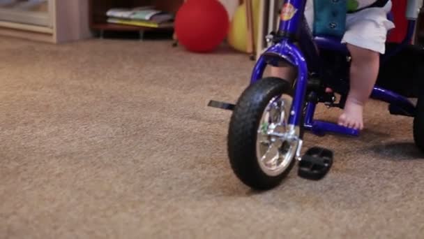 Los padres del niño para rodar la bicicleta del niño — Vídeo de stock