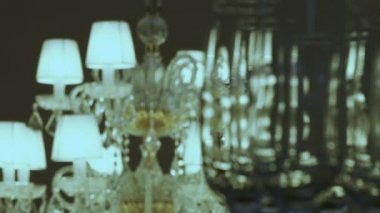 Odağı bir şarap kadehi üzerinde lüks kristal lambalar