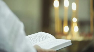 Rahip düğün töreninde İncil okuma