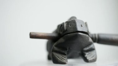 Hatıra. ahşap kurbağa döner