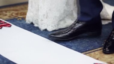 Gelin ve damat Ulusal işlemeli nakışlı havlu üzerinde durmak