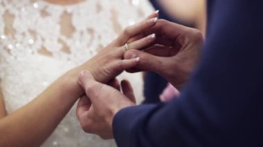 iki beyaz insanlar damat ve gelinin nikah yüzükleri değişimi