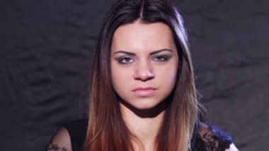 Kız gösteren farklı duygular