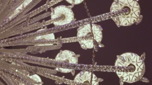 摄像头旋转的大型水晶灯 — 图库视频影像