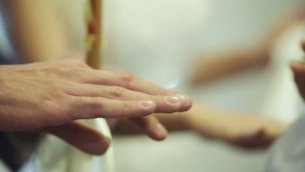 Probando diferentes anillos en la ceremonia de la boda — Vídeos de Stock