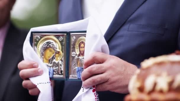 Iconos ortodoxos en la iglesia durante la ceremonia de boda — Vídeos de Stock