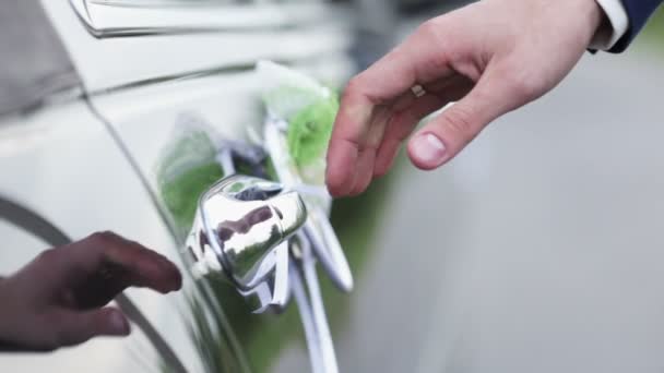 Groom está abrindo e fechando a porta do carro — Vídeo de Stock