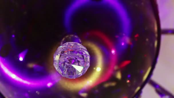 La caméra est tournée par une grande lampe en cristal — Video