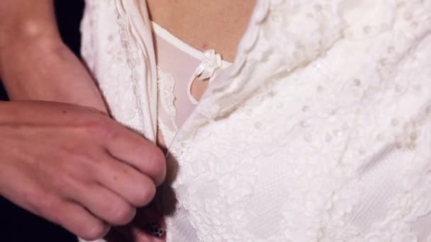 Buttoning bliksem op trouwjurk — Stockvideo