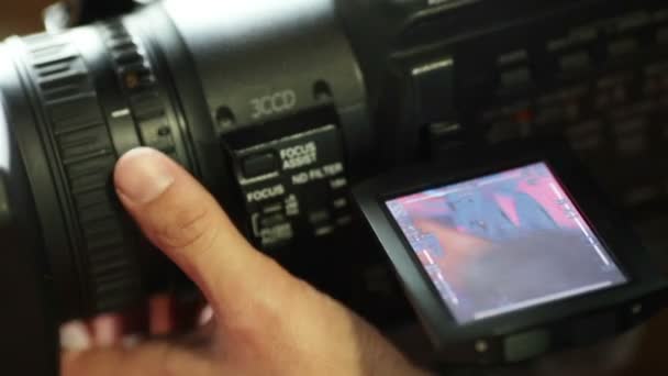 Operador segurando câmera de vídeo — Vídeo de Stock