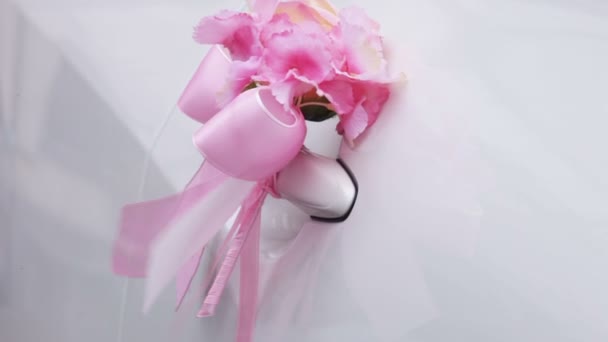 Macchina da sposa decorata con nastro rosa — Video Stock