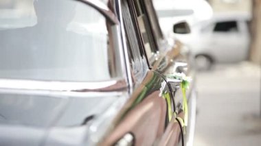 adam açar ve eski arabanın kapısını kapatır