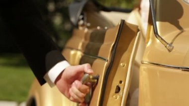 adam kapıyı arabalar açılır