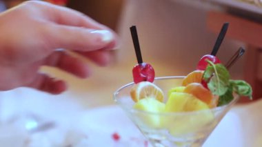 meze cam kızı alır