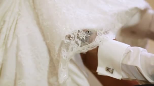 Sposo rimuove giarrettiera dalla sposa — Video Stock