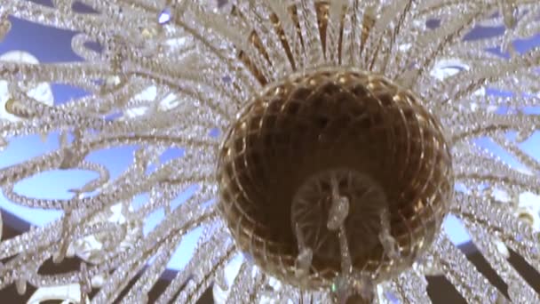 Panoramique sur une énorme lampe en cristal 