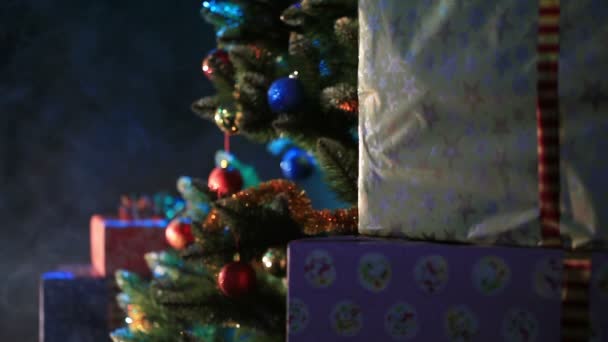 Украшенная новогодняя елка — стоковое видео