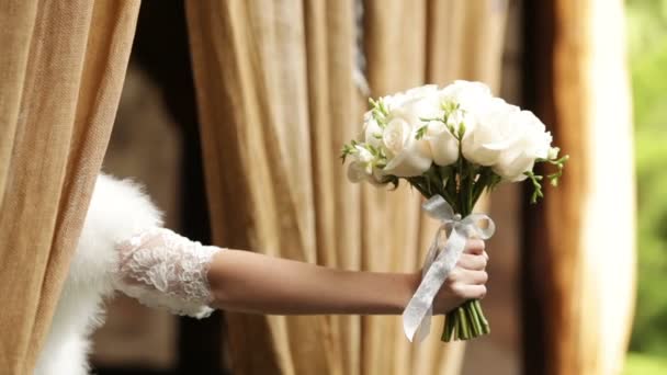 Braut und Hochzeitsstrauß — Stockvideo