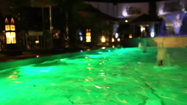 彩色的灯在晚上游泳池 — 图库视频影像