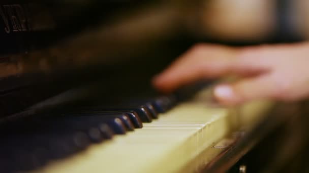 Mädchen spielt auf altem Klavier — Stockvideo