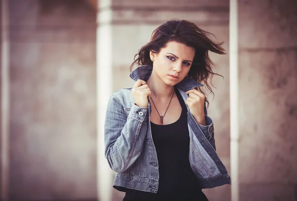 Mädchen mit Jeansjacke. Stockbild