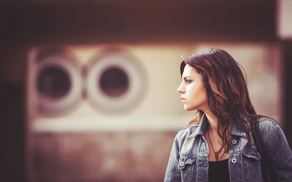 Chica con una chaqueta de mezclilla . — Foto de Stock