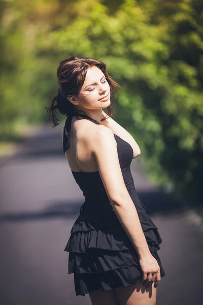 Menina em vestido preto com os olhos fechados — Fotografia de Stock