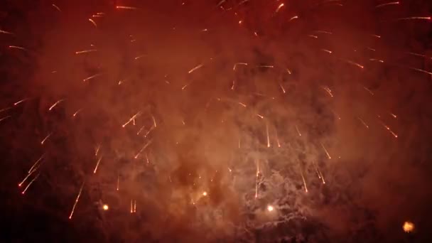 Праздничный фейерверк в ночном небе — стоковое видео